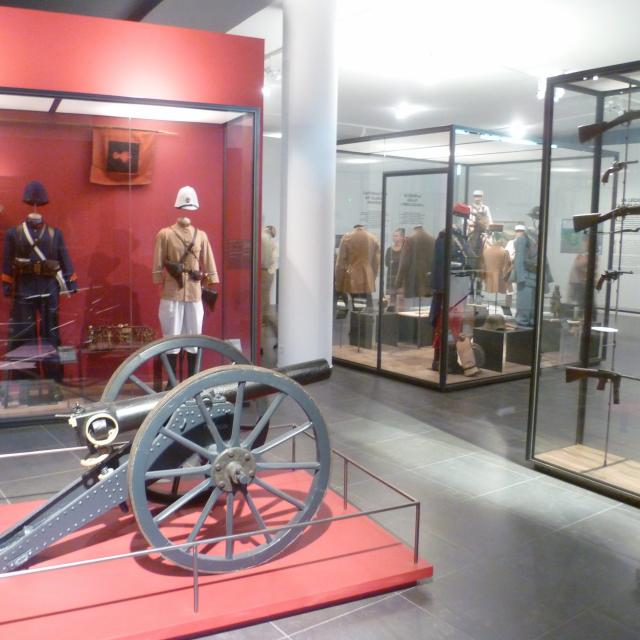 tenues-armes-musee-souvenir-legion-etrangere-oti-aubagne-scaled.jpg