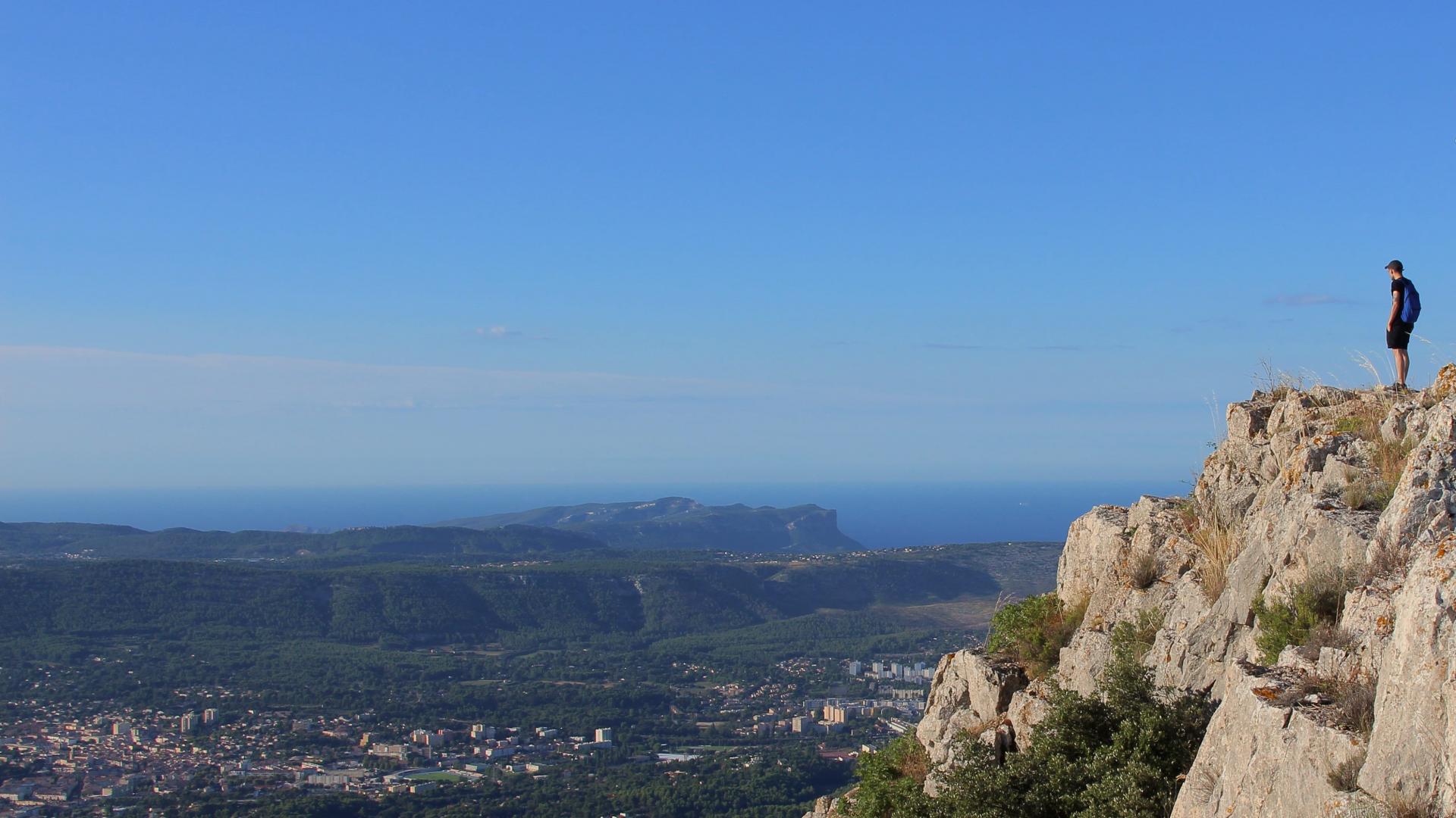 Sommet Du Garlaban Randonneur Vue Aubagne Collines Mediterranee Hp Oti Aubagne
