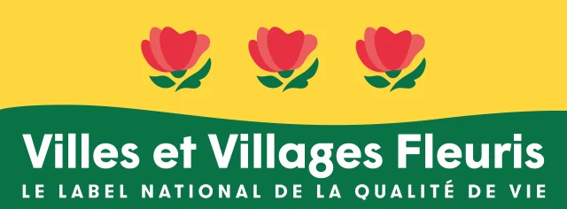 Panneau label Villes et Villages Fleuris avec trois fleurs rouges sur fond jaune et vert.