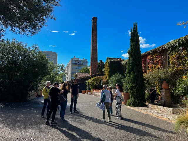 Groupe de visiteurs à la poterie ravel