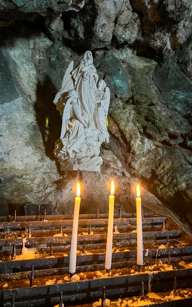 Cierges dans la Grotte Sainte Marie Madeleine