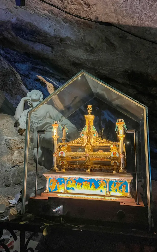 Reliques dans la Grotte Sainte Marie Madeleine